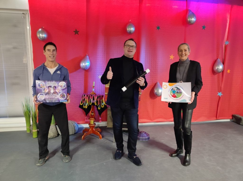 Spendenübergabe für Initative "Kinder zusammenbringen"